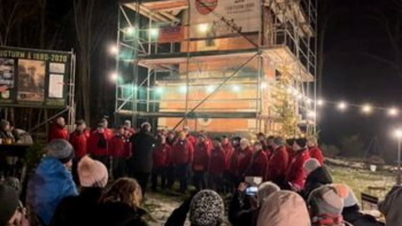 Wintersonnenwende am Mittwoch am Lugturm: der Bergsteigerchor sang und viele kamen, um die Pächter zu unterstützen.