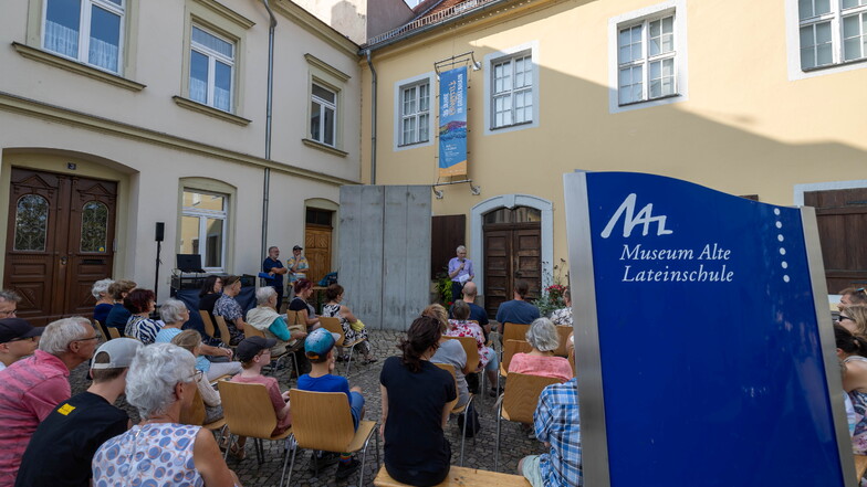 Ausstellungseröffnung mal open air.