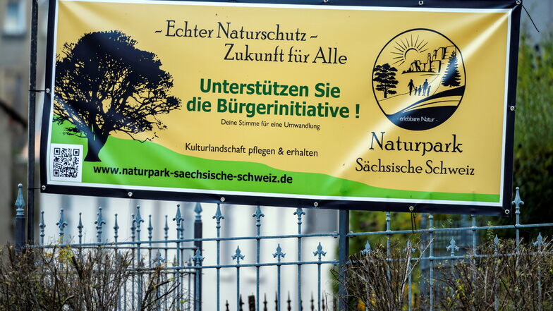 Gegenüber der Brücke an der Blumenstraße in Sebnitz hängt seit Kurzem ein Werbebanner für den Naturpark Sächsische Schweiz.