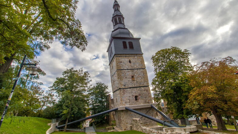 Seit über 100 Jahren versuchen findige Köpfe, den Seitwärtstrend der Kirche von Bad Frankenhausen bautechnisch aufzuhalten. Mit wechselndem Erfolg.
