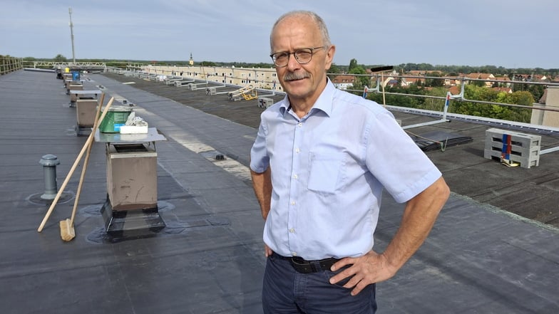 Das Dach der Häuser am Kastanienring, auf dem Frank Woithe hier steht, bietet einen Rundumblick über Königswartha – und viel Platz für Solarmodule.