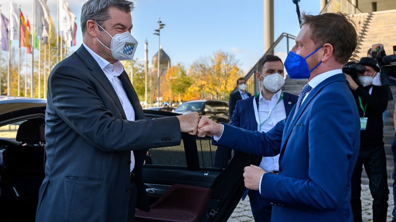 Michael Kretschmer (r), begrüßt Markus Söder beim CDU-Landesparteitag in Dresden.