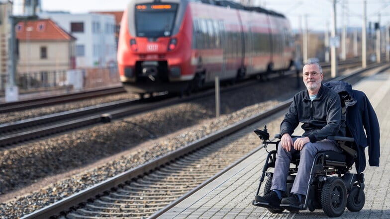 Reinhard Lichtenhahn reist viel und oft. Trotz seines Handicaps nutzt er Bus und Bahn und hat dies auch weiter vor. Der Haltepunkt Kötzschenbroda war lange seine Heimatstation.