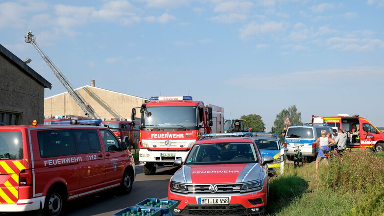 Großer Feuerwehreinsatz am 16. August 2020 im Klipphausener Ortsteil Sönitz. Das Feuer wurde offenbar gelegt, um andere Straftaten zu verschleiern.
