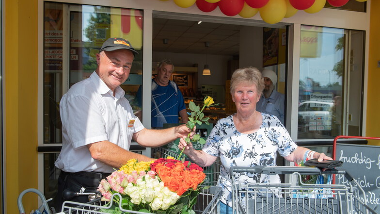 Wiedereröffnung der Netto-Filiale am Dienstag auf der Dresdner Straße: Brigitte Schneider erhielt wie viele andere Kunden eine Rose von Zauberer Karli.