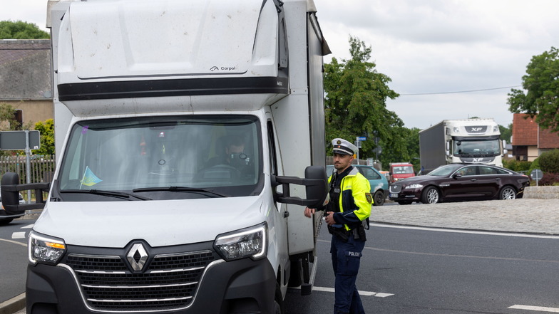A4: Polizei kontrolliert Lkw-Verbot an der Autobahn