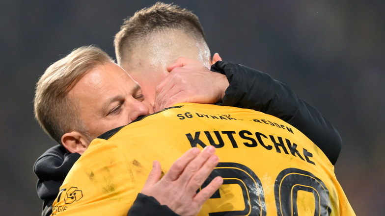 Trainer Markus Anfang umarmt Stefan Kutschke.
Der Dynamo-Kapitän hat am Freitag eine Morddrohung erhalten.