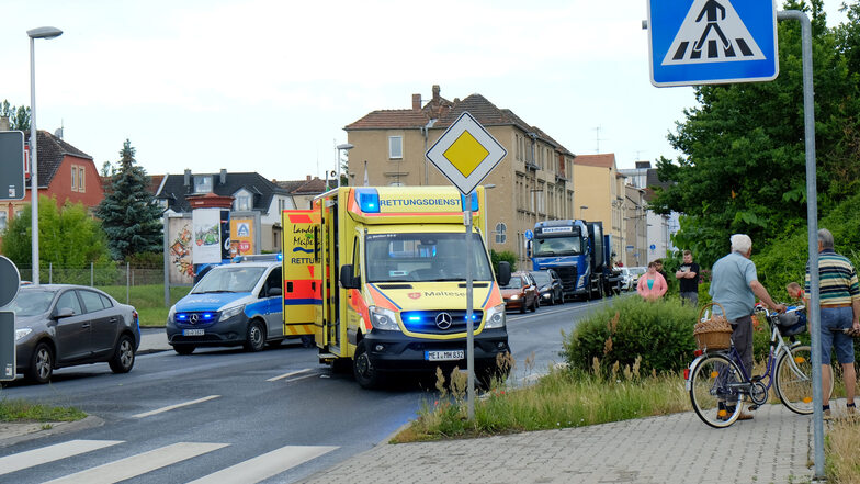 Mehrere Fahrzeuge sind am Donnerstagmorgen in einen Unfall am Meißner Elbecenter verwickelt worden. Es gab mindestens einen Schwerverletzten.