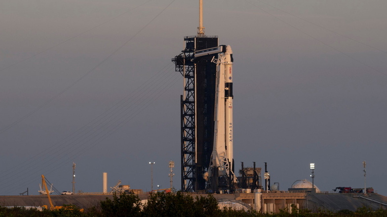 Mit dieser SpaceX Falcon 9-Rakete mit dem "Crew Dragon"-Raumschiff an der Spitze sollten zwei US-Amerikaner und ein Russe zur ISS aufbrechen. Aber der Start wurde abgeblasen.