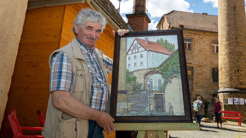Andreas Gabriel mit seinem Gemälde der Mühle aus dem Jahr 2020.