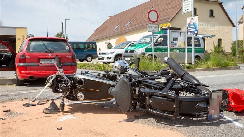 Bei dem Motorrad des Verletzten handelt es sich um eine historische Maschine. Die 76 Jahre alte DKW NZ 500 erlitt einen Totalschaden.