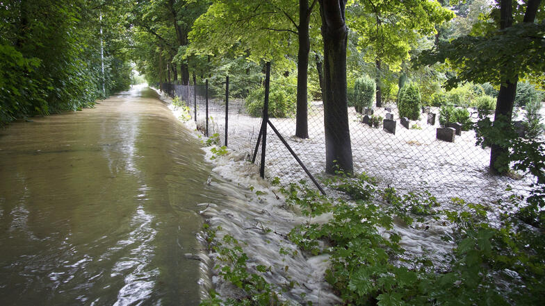 Wie eine Springflut überwindet die Neiße am 7. August 2010 den Rad- und Fußgängerweg in Hagenwerder und schießt in den Friedhof des Görlitzer Ortsteils. 
