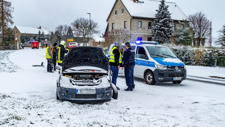 In Gersdorf sind am Dienstagmorgen zwei Autos und ein Transporter zusammengestoßen.