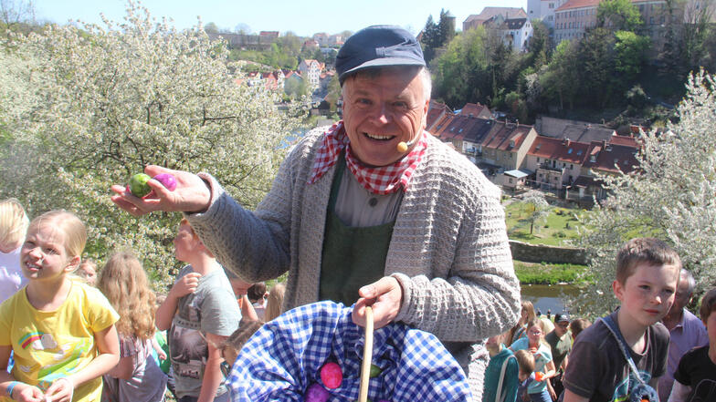 Zu tausenden strömten die Besucher am Ostersonntag auf den Protschenberg, wo das traditionelle Eierschieben mit Eierjokel Heiko Harig stattfand. Die Gäste kamen aus ganz Deutschland, aber auch der Schweiz und England.
