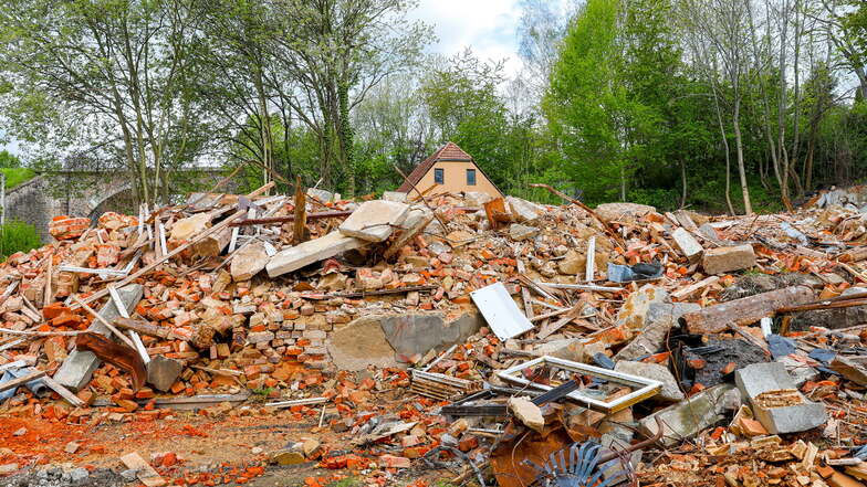 Nur noch ein Haufen Schutt: Der "Gasthof Altlöbau" an der Seltenrein wurde überraschend abgerissen.