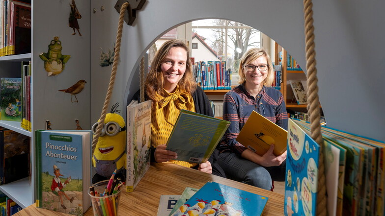 Leiterin  Katharina Schmidt (l.) und Mitarbeiterin Sarah Zauper freuen sich über das neue Aussehen der Stadtbibliothek in Radebeul-West.