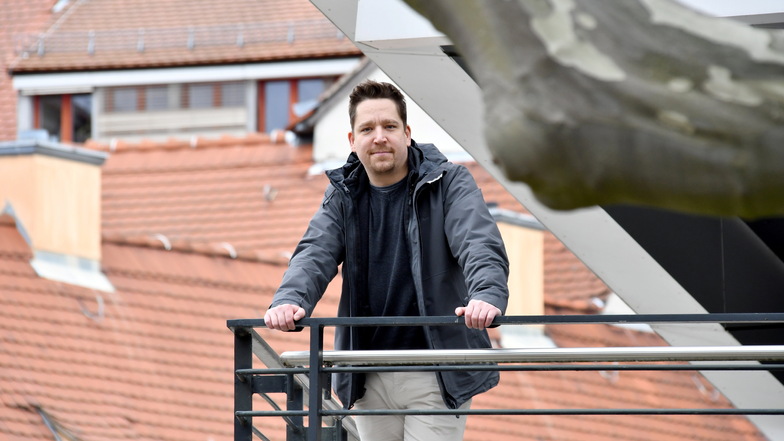 Christian David Rheber auf dem Balkon der Dresdner Musikhochschule, an der er Komposition und Musiktheorie mit Hauptfach Klavier studiert hat.