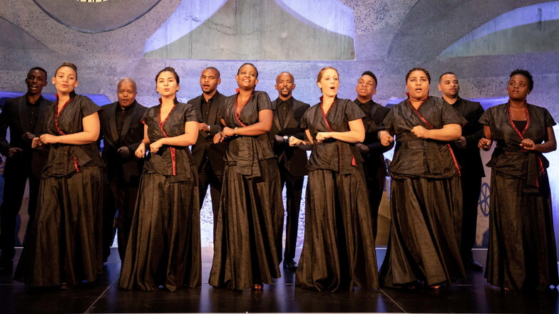 Der Cape Town Opera Chorus vereint bei seinem Gastspiel 2023 in der Frauenkirche traditionelle Gesänge verschiedener Stämme Südafrikas.