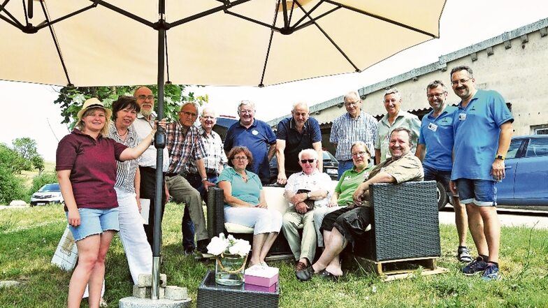 Laubacher, wohin das Auge schaut: Vertreter aus 14 Orten dieses Namens haben sich für das denkwürdige Foto versammelt. Am Wochenende trafen sich die Vertreter aus allen Teilen Deutschlands und einem Dorf in Frankreich.