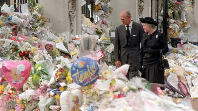 1997 betrachten Königin Elizabeth und der Herzog von Edinburgh, Prinz Philip, die Trauerbekundungen für die verstorbene Diana, Prinzessin von Wales, vor dem Buckingham Palast.