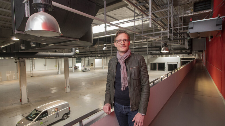 Hier ist viel Platz für Ideen. Projektkoordinator Christoph Klaer entwickelt im Auftrag des neuen Eigentümers Konzepte für die Nutzung der großen Halle der ehemaligen Solarfabrik in Großröhrsdorf.