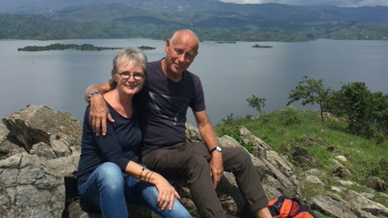 Das pensionierte Schweizer Ehepaar Heidi und Werner Gloor ist seit Februar 2019 mit einem Mercedes-Sprinter auf Weltreise. Coronabedingt beschlossen sie, sich in Tansania - wo sie sich im Frühjahr 2020 befanden - für einige Monate auf einer Farm niederzul