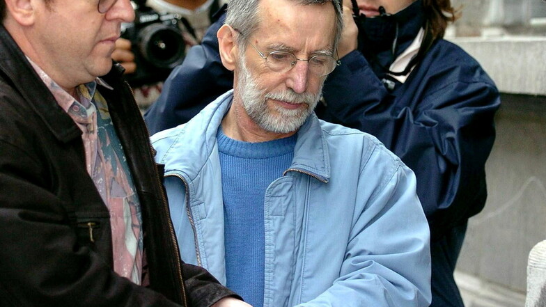 Der französische Serienmörder Michel Fourniret (M) wird 2004 in Gerichtsgebäude gebracht.