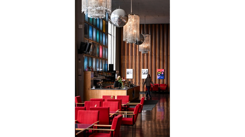 Die Panorama-Bar im ersten Stock vom Kino International ist auch für seine markante Architektur bei Filmfans und Touristen bekannt.