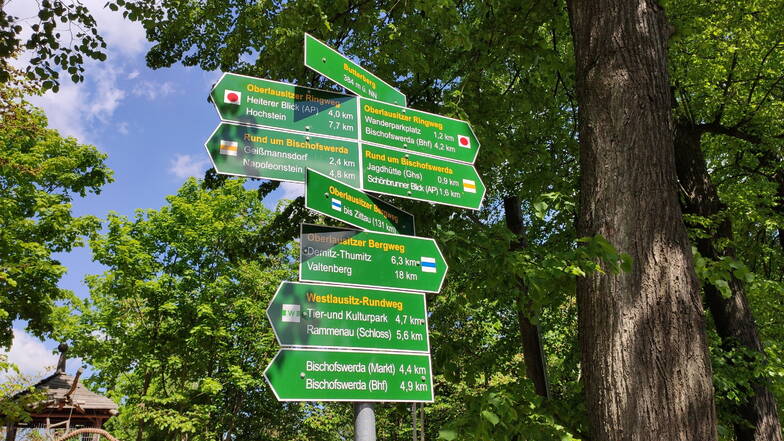 380 Kilometer sind jetzt als neues Wanderwegenetz in der Westlausitz ausgeschildert. Diese Wegweiser stehen auf dem Butterberg in Bischofswerda.