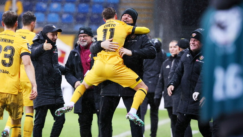 Lucas Cueto bejubelt seinen Treffer zum 2:0 mit Physiotherapeut Henrik Lange. Dynamo ist nach dem Sieg gegen Waldhof Mannheim vorerst Tabellenführer.