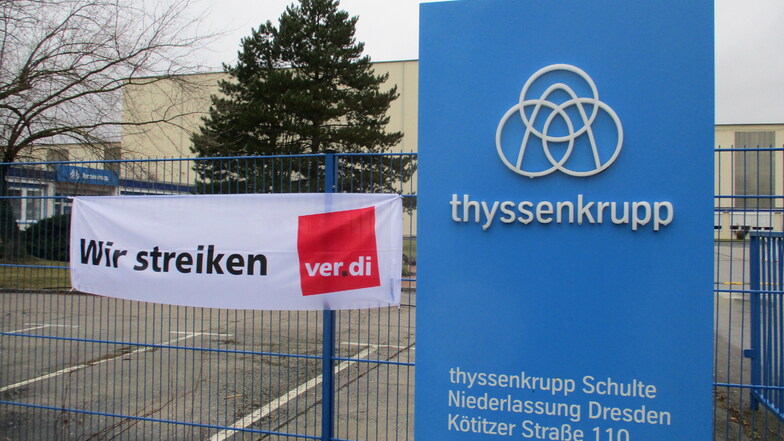 Ein Banner am Zaun neben dem Haupttor zeugt vom "stillen Streik" bei Thyssen Krupp an der Kötitzer Straße.