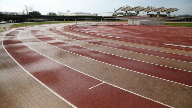 Das Leichtathletikstadion in der Riesaer Delle - zur Überraschung der Nutzer wird es nun saniert.