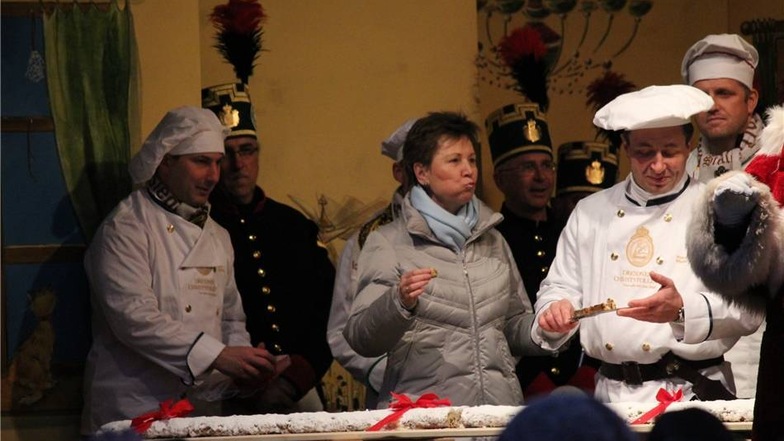 Bei der Eröffnung ließ sich Oberbürgermeisterin Helma Orosz (Mitte) den Stollen schmecken.