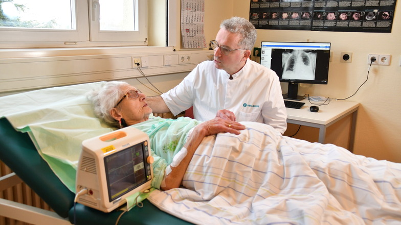 Chefarzt Mehmet Gövercin im Gespräch mit Irmgard Körner aus Pulsnitz. Die 99-Jährige wurde in der Geriatrie im Radeberger Krankenhaus deutlich stabilisiert.