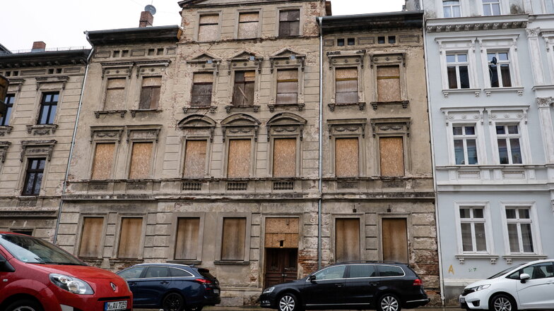 Alle Fenster sind vernagelt, vorübergehend war der Bürgersteig gesperrt: Das Gebäude in der Görlitzer Bahnhofstraße ersteigerte Spettmann für 46.000 Euro. Gebracht hat es ihm 21.000 Euro.