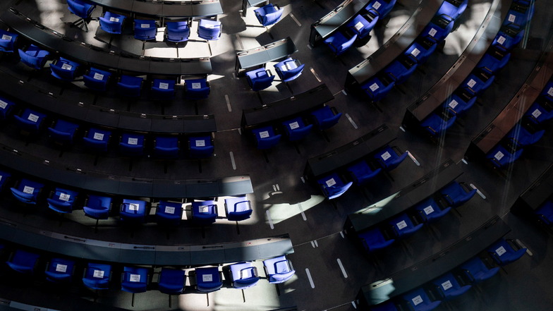Ein Schattenspiel zeichnet sich im Plenum des Bundestags ab.