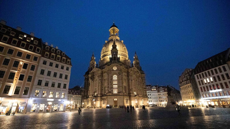 Die Frauenkirche Dresden ist nachts beleuchtet ein Blickfänger. Momentan wird sie jedoch nicht bestrahlt. Das wird sich so schnell auch nicht ändern.