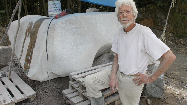 Das Foto vom Sommer 2011 zeigt Wolfgang Kraker von Schwarzenfeld, damals 78-jährig, bei der Arbeit auf dem Demitzer Steinbruchgelände. Der Weltenbummler polierte den Stein hinter ihm und gravierte in mehreren Sprachen das Wort „Erwachen“ ein.