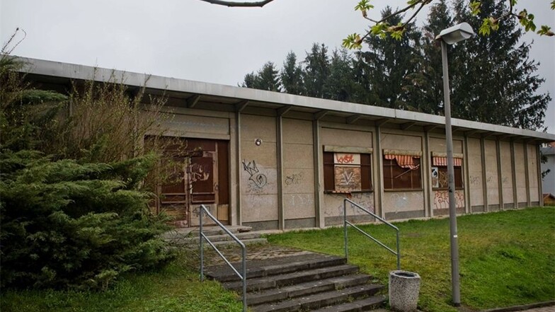 Von der ehemaligen Mittelschule in Langebrück ist nur noch diese Ruine übrig. An ihre Stelle kommt der Neubau des Kinderzentrums. Er wird allerdings eine kleinere Grundfläche haben als die ehemalige Schule.