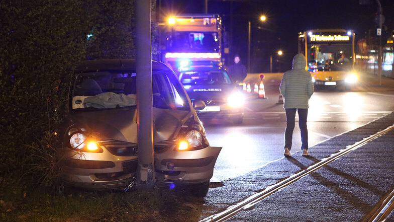 In der Nacht zum Samstag krachte ein Auto an der Königsbrücker Landstraße gegen einen Laternenpfahl.