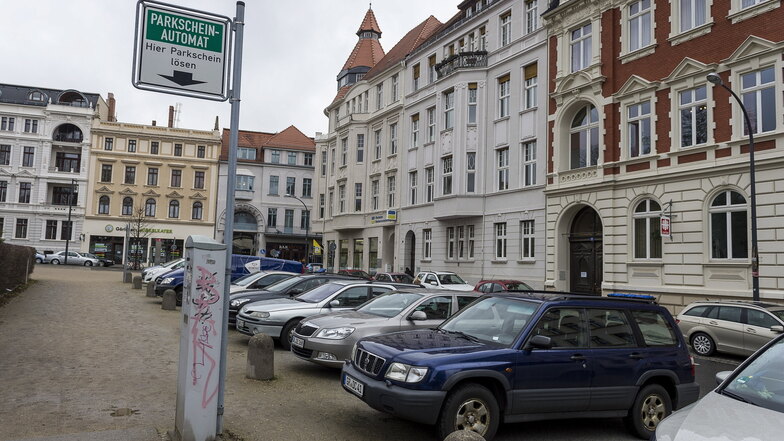 Geparkte Autos auf dem menschenleeren Wilhelmsplatz