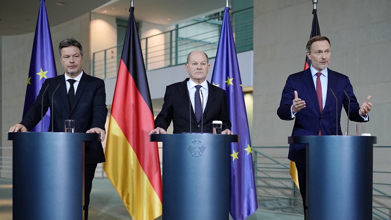 Ampel einigt sich auf Haushalt 2024: Am Mittwochmittag haben sich Bundeskanzler Olaf Scholz (SPD), Vizekanzler Robert Habeck (Grüne) und Finanzminister Christian Lindner (FDP) in Berlin zu Details geäußert.