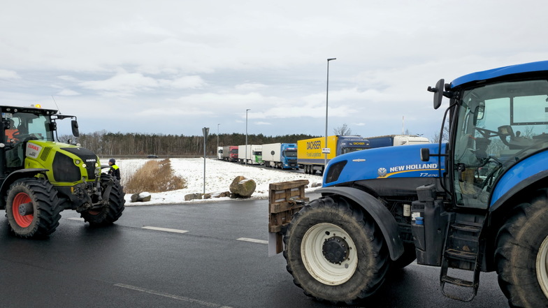 Fünf Traktoren und private Pkws blockieren derzeit die Zufahrt zum Netto-Zentrallager in Thiendorf. Die Polizei hat die Personalien der beteiligten Landwirte aufgenommen.