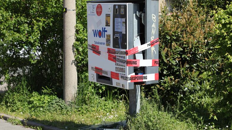 Diesen Zigarettenautomaten haben Kriminelle in Dresden-Seidnitz aufgesprengt.