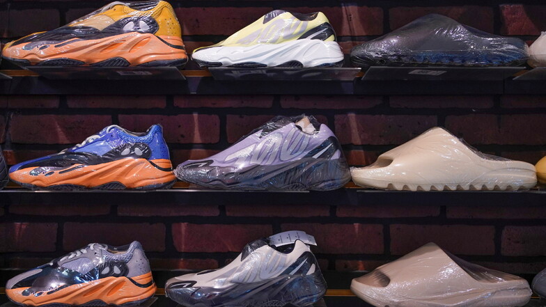 Yeezy-Schuhe von Adidas werden in  einem Sneaker-Wiederverkaufsladen ausgestellt.