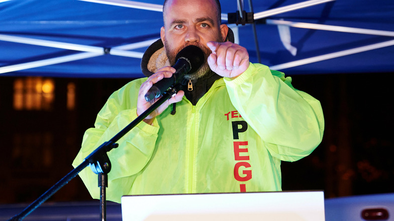 Viel unterwegs und von Kritikern häufig scharf ins Visier genommen: Siegfried Däbritz, Pegida-Gründungsmitglied, spricht im Oktober 2020 während einer Kundgebung vor der Cottbuser Stadthalle.