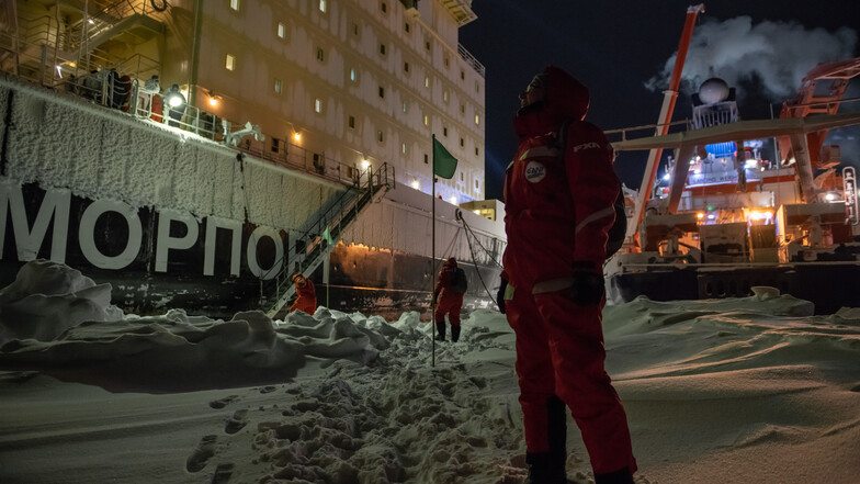 Der russische Eisbrecher Kapitan Dranitsyn hat an der Eisscholle bei der Polarstern festgemacht mit einem neuen Team und viel Nachschub. 