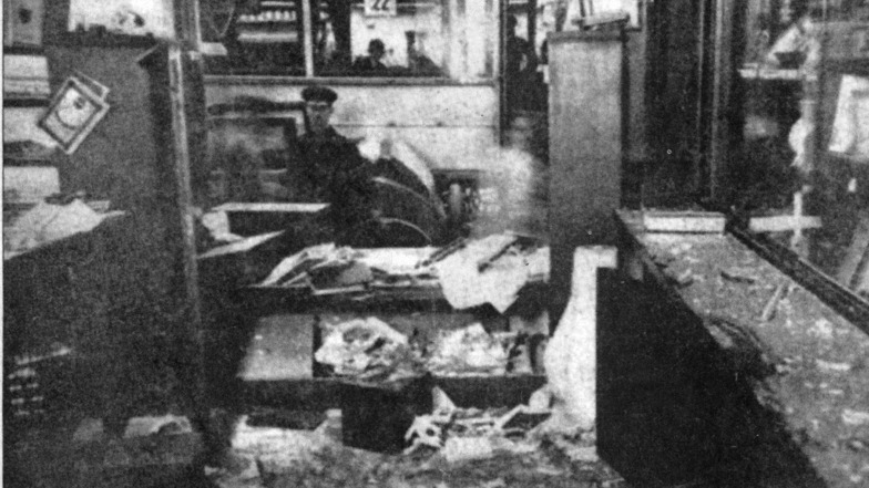 In der Nacht vom 9. zum 10. August 1932 wird auf die Volksbuchhandlung in Potschappel ein Terroranschlag verübt, der die Bewohner der jungen Stadt verunsichert.