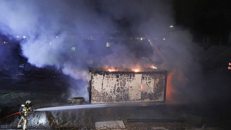 Die Feuerwehr Dresden musste in der Nacht zum Dienstag zu einem Brand im Heinz-Steyer-Stadion alarmiert. Dort brannte ein Container.