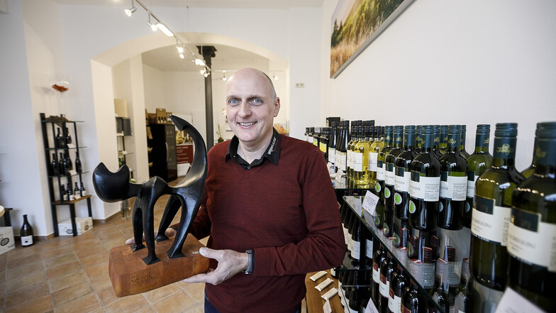 Johannes Keusch in seiner „Weinkulisse“, die er vor wenigen Tagen am Obermarkt eröffnet hat. Hier kann man nicht nur Weine kaufen, sondern auch zur Weinverkostung kommen und dabei die wunderliche Geschichte von der Weinviertler Kellerkatze hören – bei Int